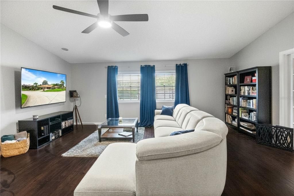 Activo con contrato: $515,000 (3 camas, 2 baños, 2456 Pies cuadrados)