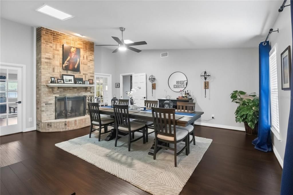 Activo con contrato: $515,000 (3 camas, 2 baños, 2456 Pies cuadrados)