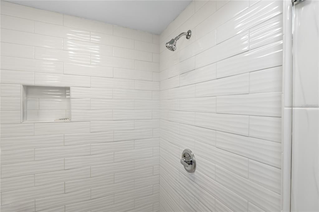 Activo con contrato: $515,000 (3 camas, 2 baños, 2456 Pies cuadrados)