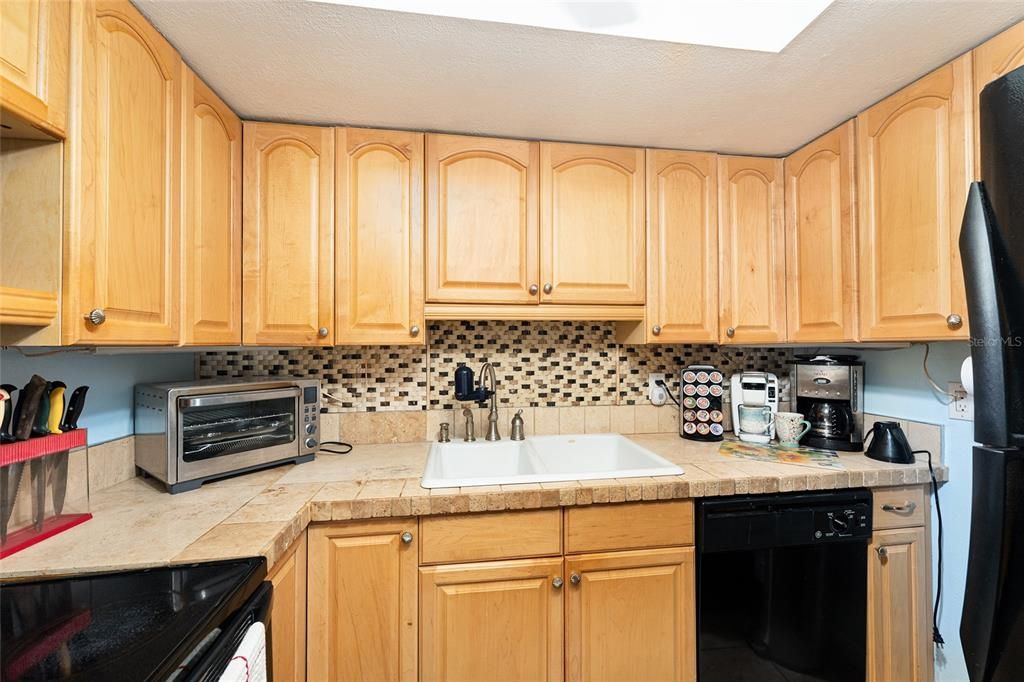 На продажу: $139,900 (2 спален, 1 ванн, 1057 Квадратных фут)
