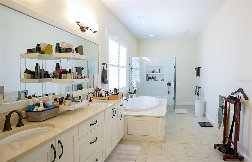 For Sale: $1,100,000 (4 beds, 3 baths, 3046 Square Feet)