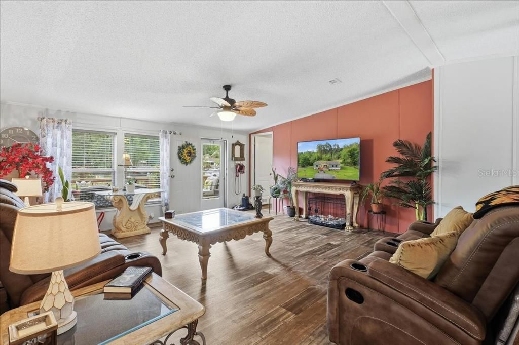 For Sale: $289,000 (4 beds, 2 baths, 1622 Square Feet)