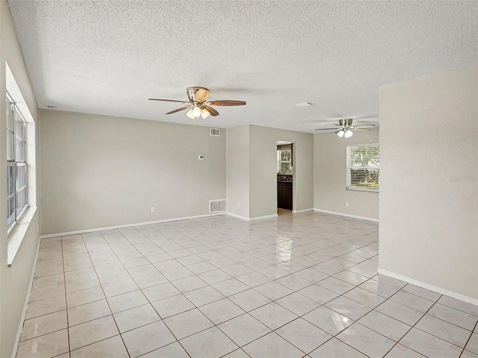 Activo con contrato: $349,900 (3 camas, 2 baños, 1338 Pies cuadrados)