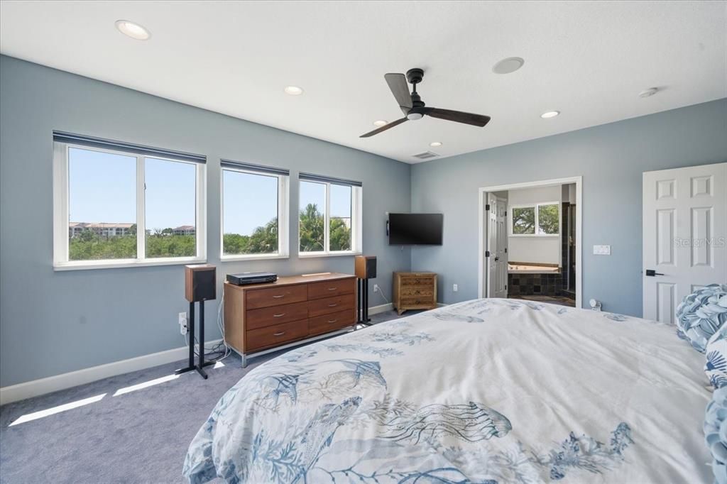 For Sale: $1,050,000 (3 beds, 2 baths, 3164 Square Feet)