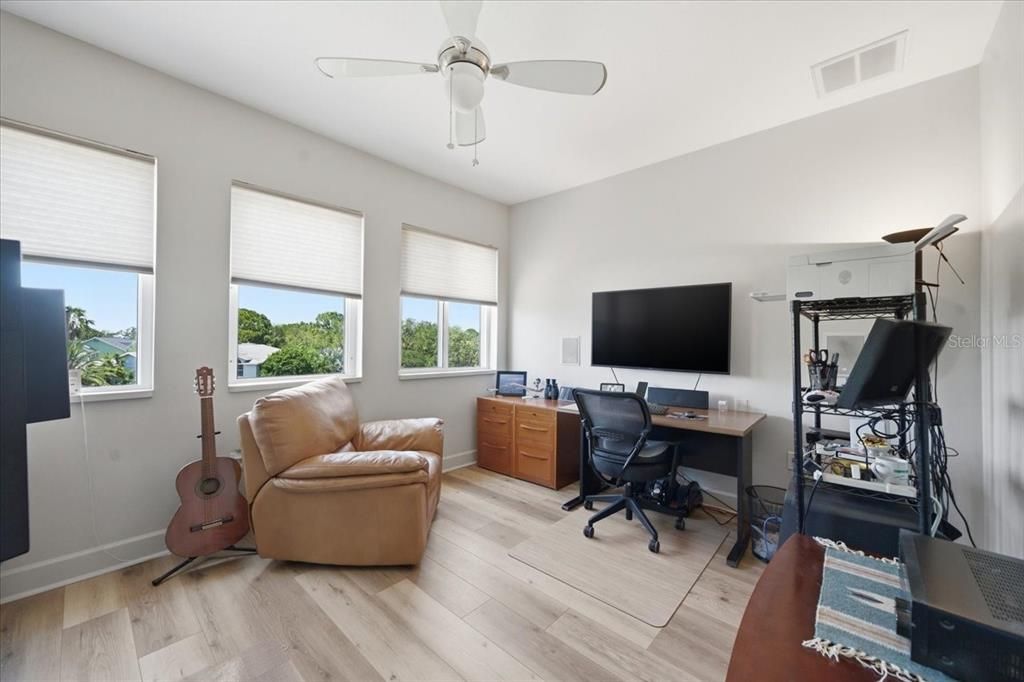 For Sale: $1,050,000 (3 beds, 2 baths, 3164 Square Feet)