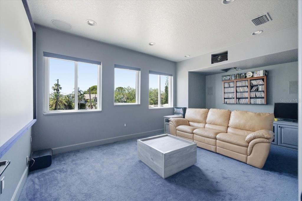 For Sale: $1,050,000 (3 beds, 2 baths, 3164 Square Feet)