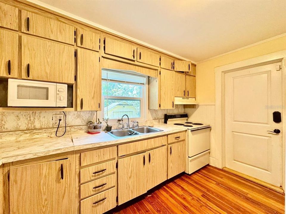 For Rent: $2,000 (2 beds, 1 baths, 840 Square Feet)