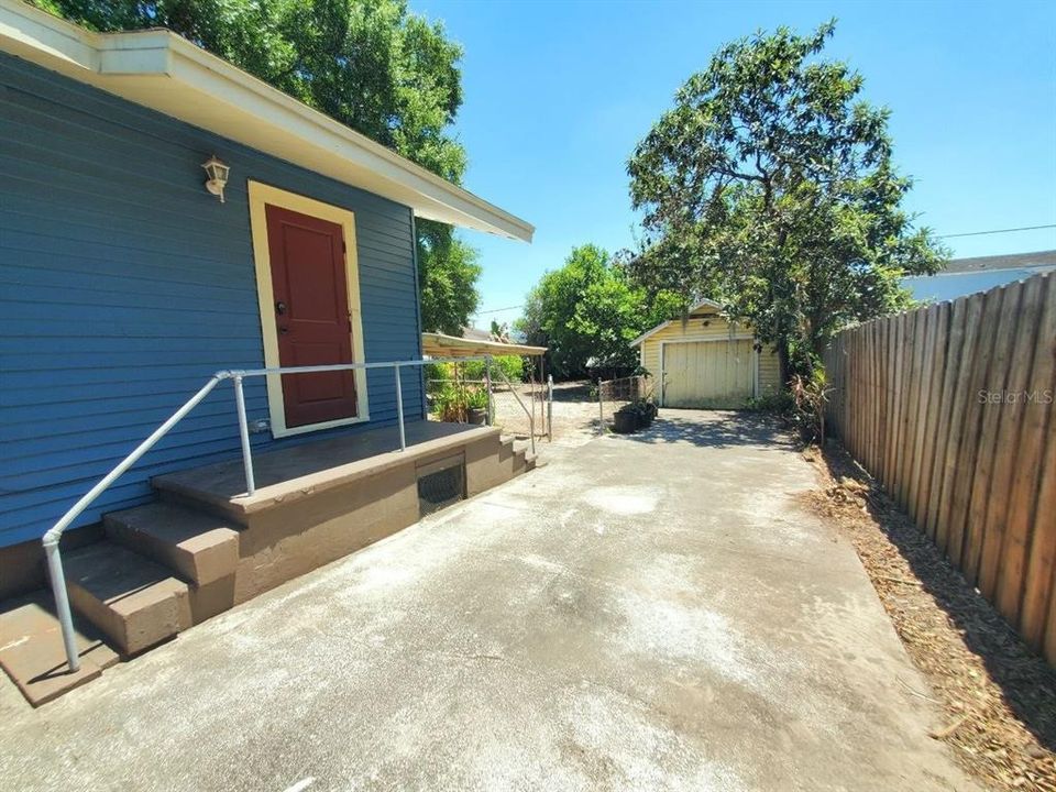 For Rent: $2,000 (2 beds, 1 baths, 840 Square Feet)