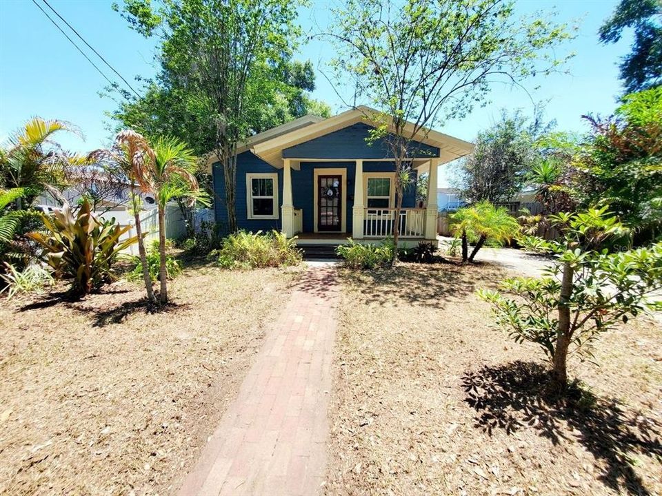 For Rent: $2,000 (2 beds, 1 baths, 840 Square Feet)