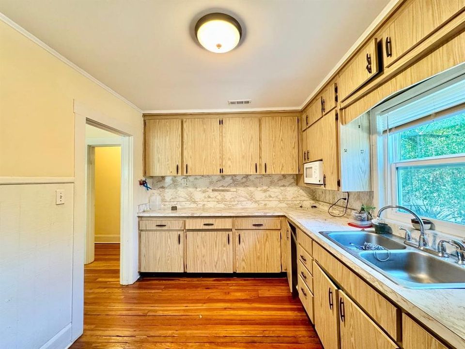 For Rent: $2,000 (2 beds, 1 baths, 840 Square Feet)