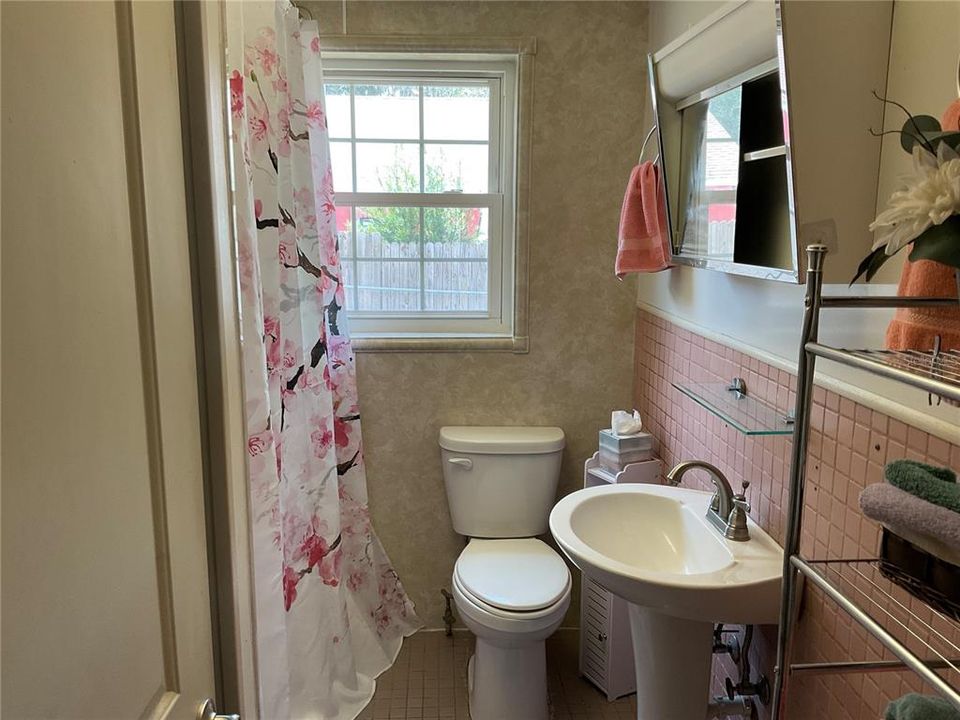 For Sale: $225,000 (2 beds, 1 baths, 900 Square Feet)