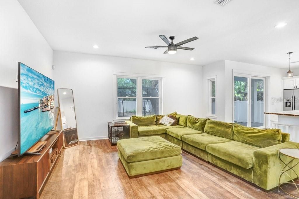 En Venta: $849,900 (3 camas, 2 baños, 2265 Pies cuadrados)