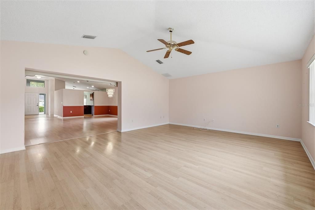 En Venta: $425,000 (3 camas, 2 baños, 2316 Pies cuadrados)