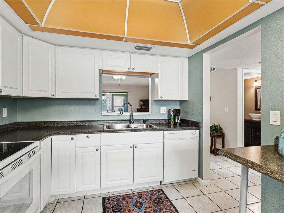 For Sale: $150,000 (2 beds, 2 baths, 898 Square Feet)
