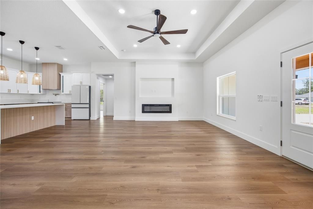 Activo con contrato: $429,900 (3 camas, 2 baños, 1751 Pies cuadrados)