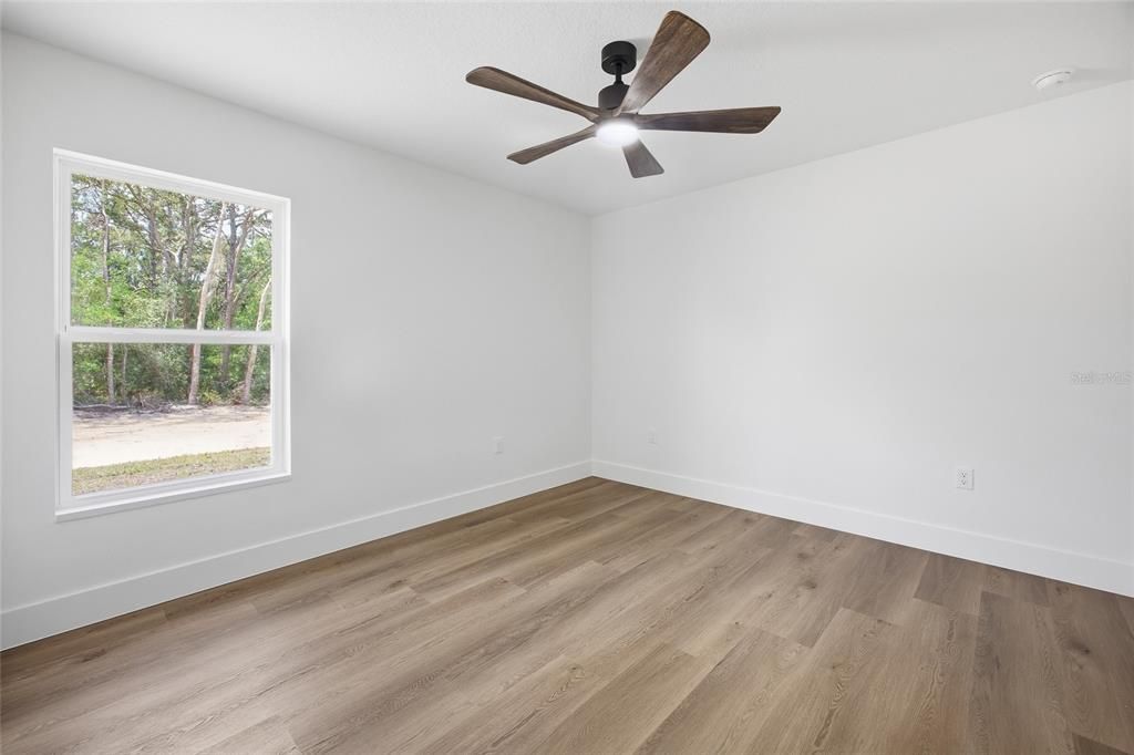 Activo con contrato: $429,900 (3 camas, 2 baños, 1751 Pies cuadrados)