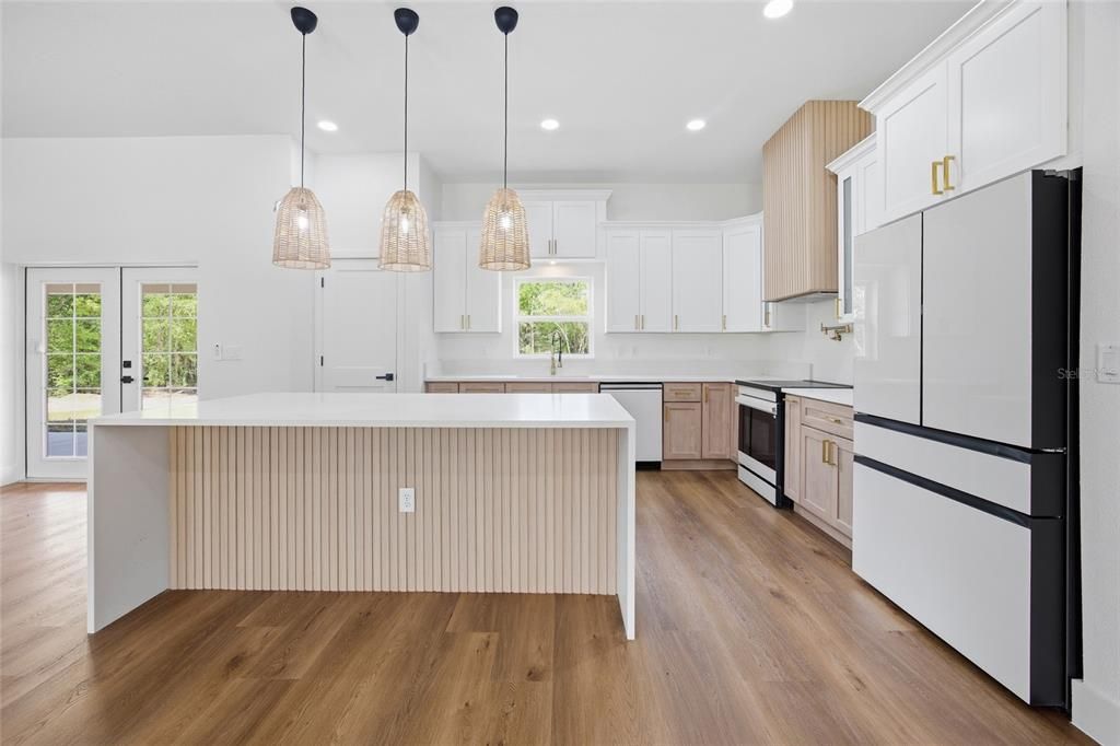 Activo con contrato: $429,900 (3 camas, 2 baños, 1751 Pies cuadrados)