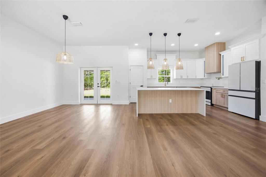 Activo con contrato: $429,900 (3 camas, 2 baños, 1751 Pies cuadrados)