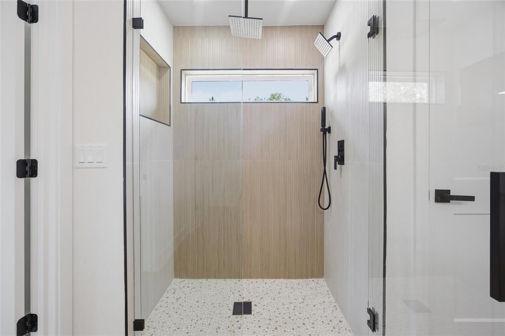 Activo con contrato: $429,900 (3 camas, 2 baños, 1751 Pies cuadrados)
