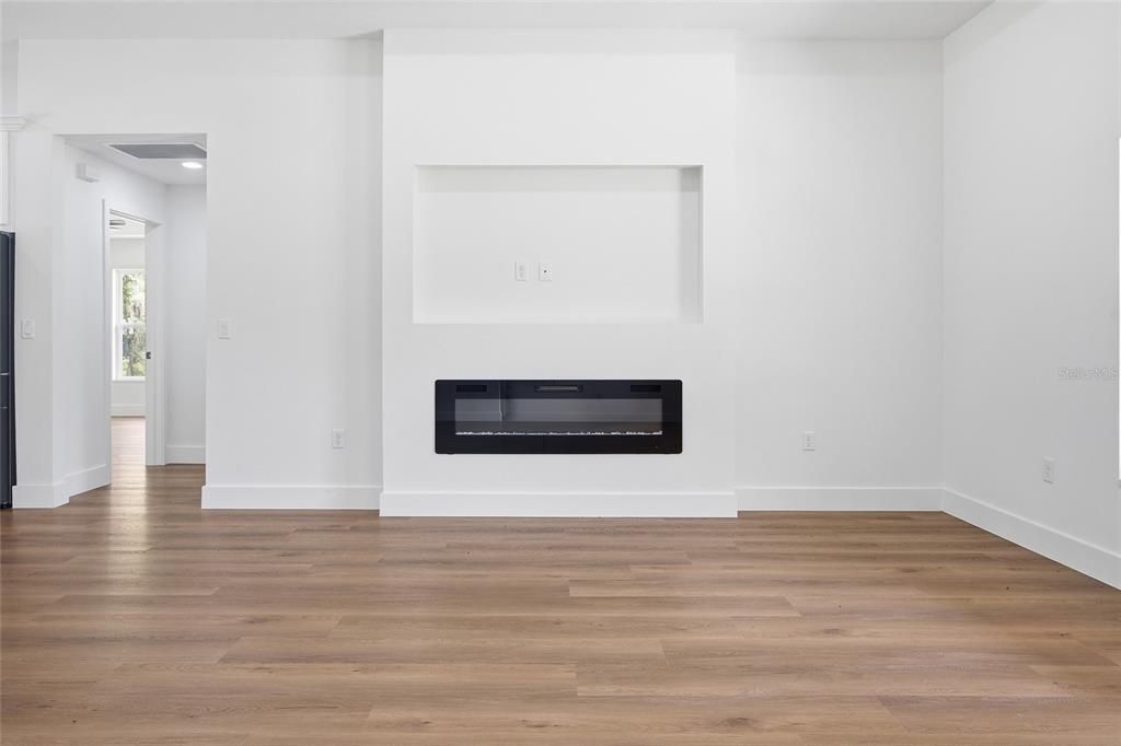 Activo con contrato: $429,900 (3 camas, 2 baños, 1751 Pies cuadrados)