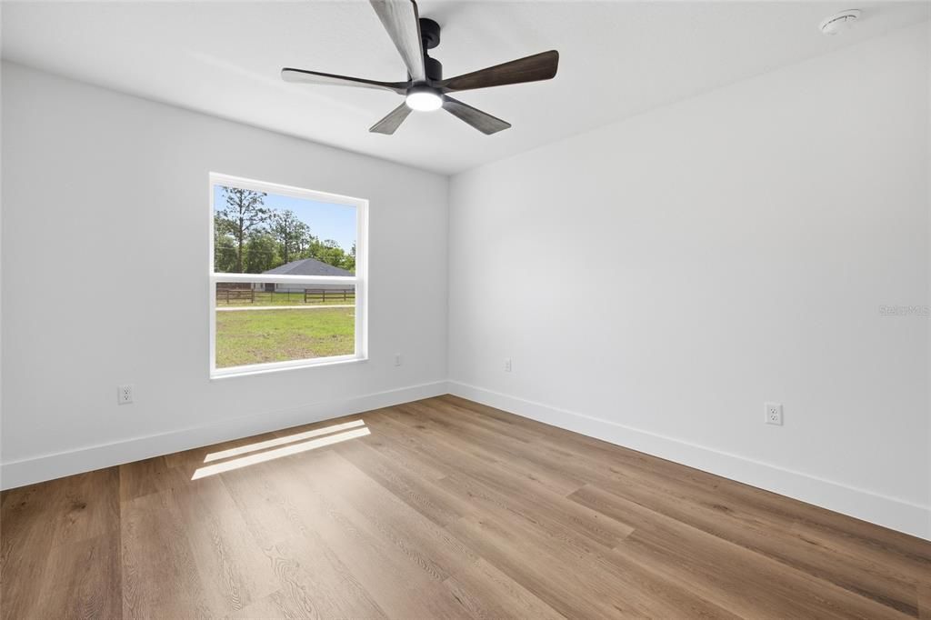 Activo con contrato: $429,900 (3 camas, 2 baños, 1751 Pies cuadrados)