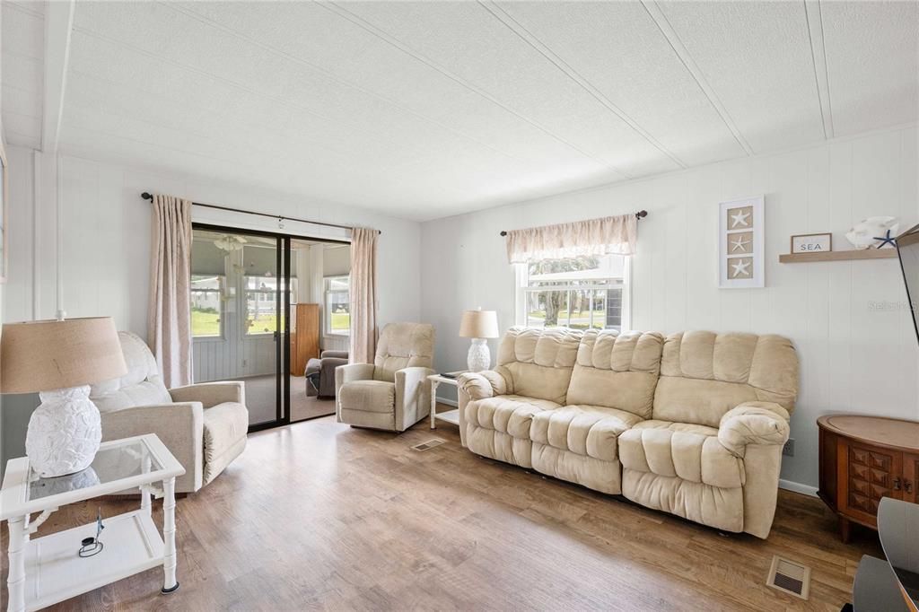 На продажу: $179,900 (2 спален, 1 ванн, 768 Квадратных фут)