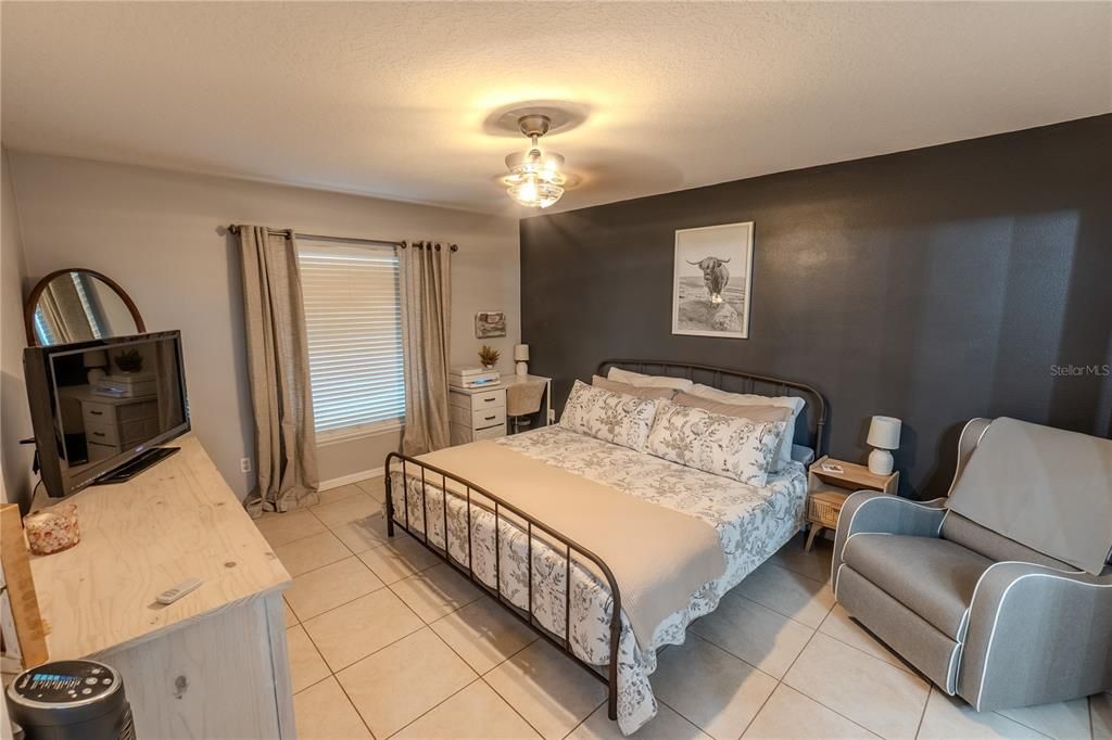 Activo con contrato: $370,000 (3 camas, 2 baños, 1382 Pies cuadrados)