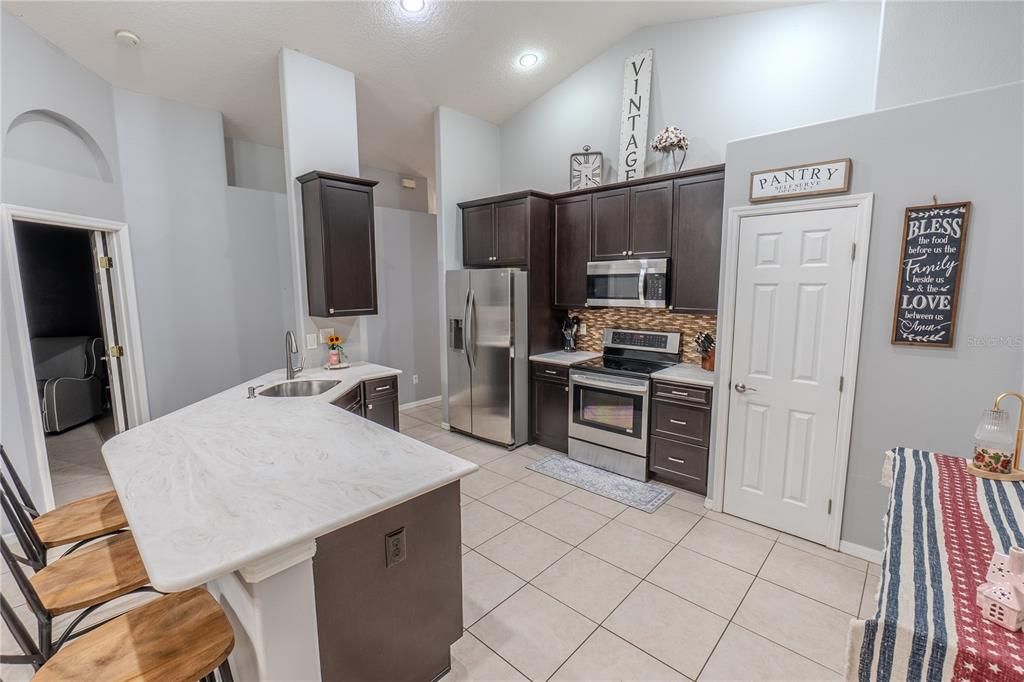 Activo con contrato: $370,000 (3 camas, 2 baños, 1382 Pies cuadrados)
