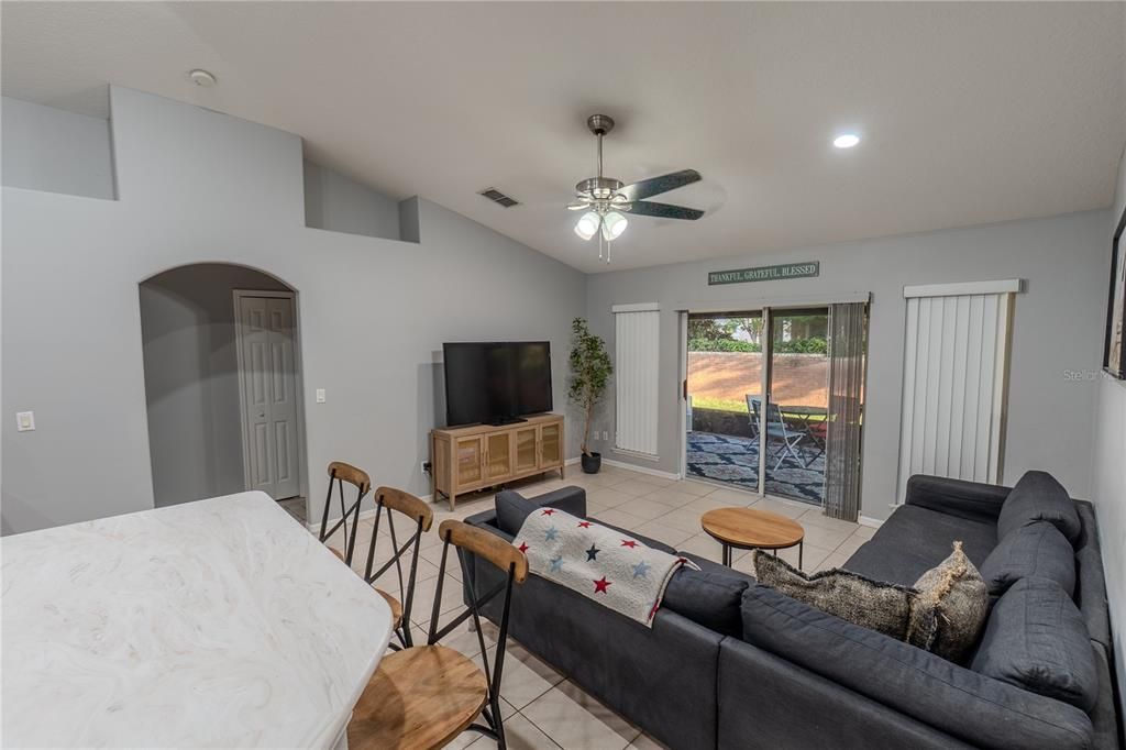 Activo con contrato: $370,000 (3 camas, 2 baños, 1382 Pies cuadrados)