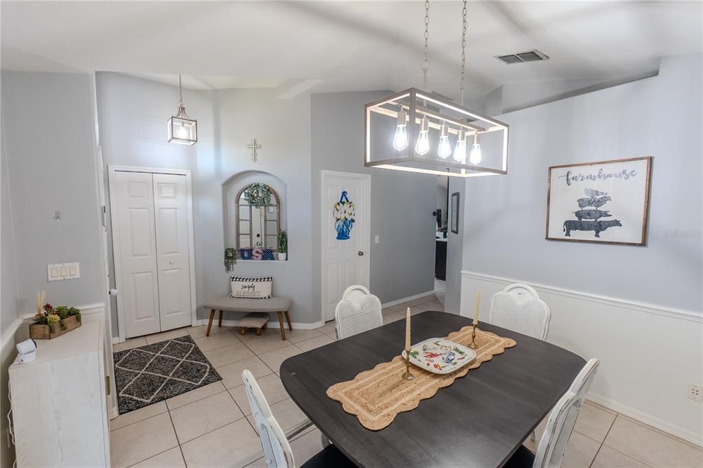 Activo con contrato: $370,000 (3 camas, 2 baños, 1382 Pies cuadrados)