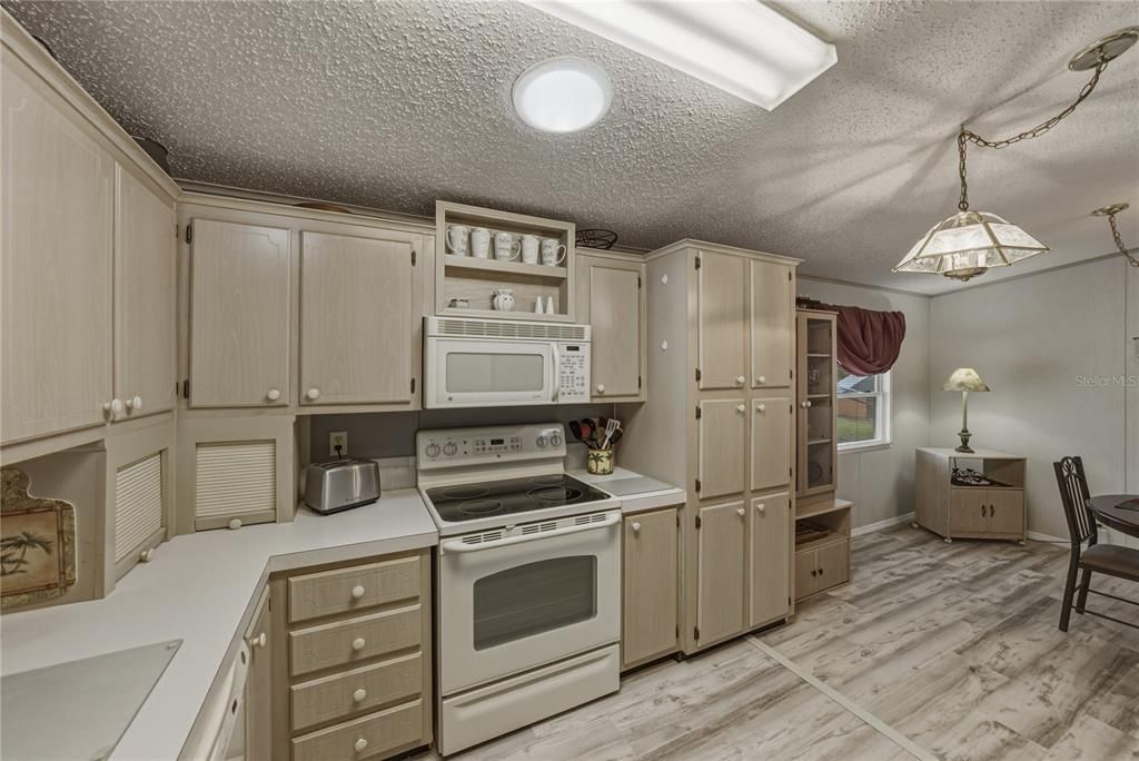 На продажу: $149,900 (2 спален, 2 ванн, 1086 Квадратных фут)