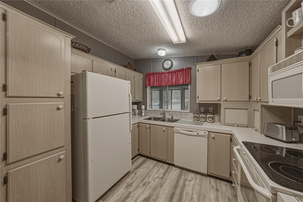На продажу: $149,900 (2 спален, 2 ванн, 1086 Квадратных фут)