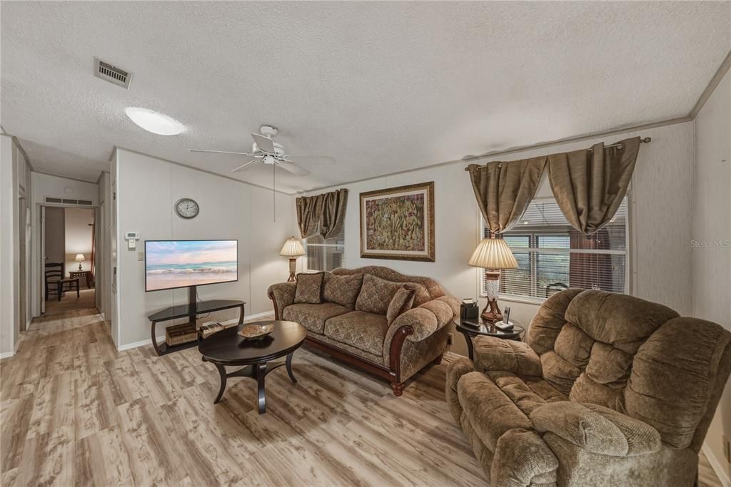 На продажу: $149,900 (2 спален, 2 ванн, 1086 Квадратных фут)
