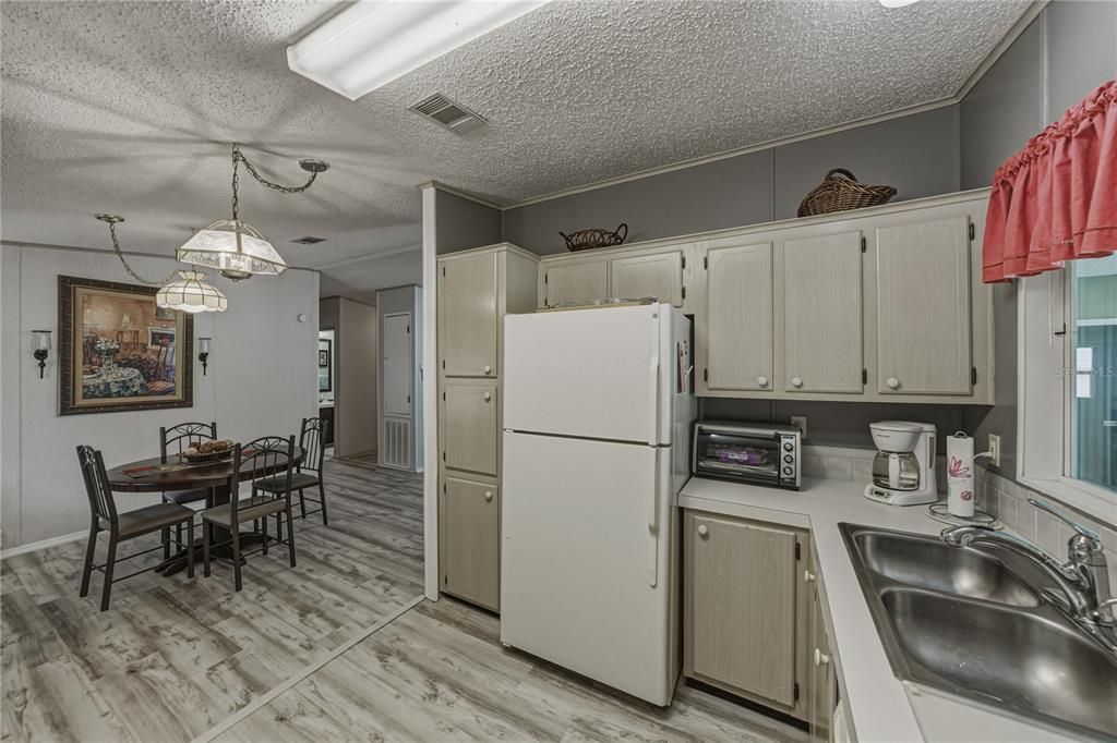 На продажу: $149,900 (2 спален, 2 ванн, 1086 Квадратных фут)