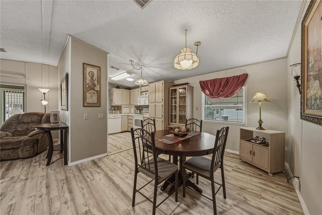На продажу: $149,900 (2 спален, 2 ванн, 1086 Квадратных фут)