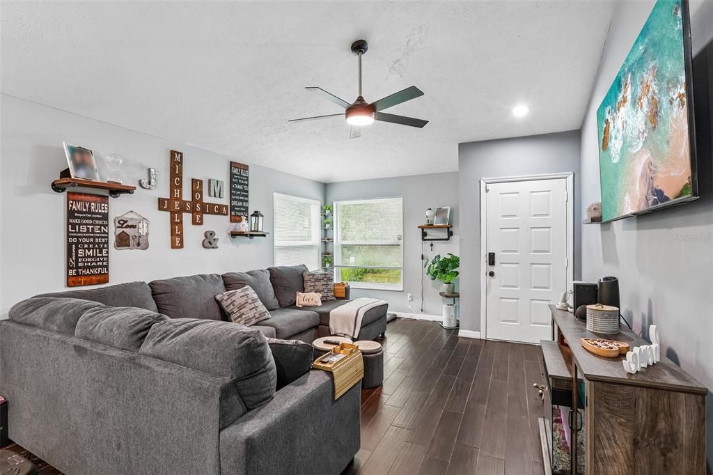 For Sale: $260,000 (2 beds, 1 baths, 1003 Square Feet)