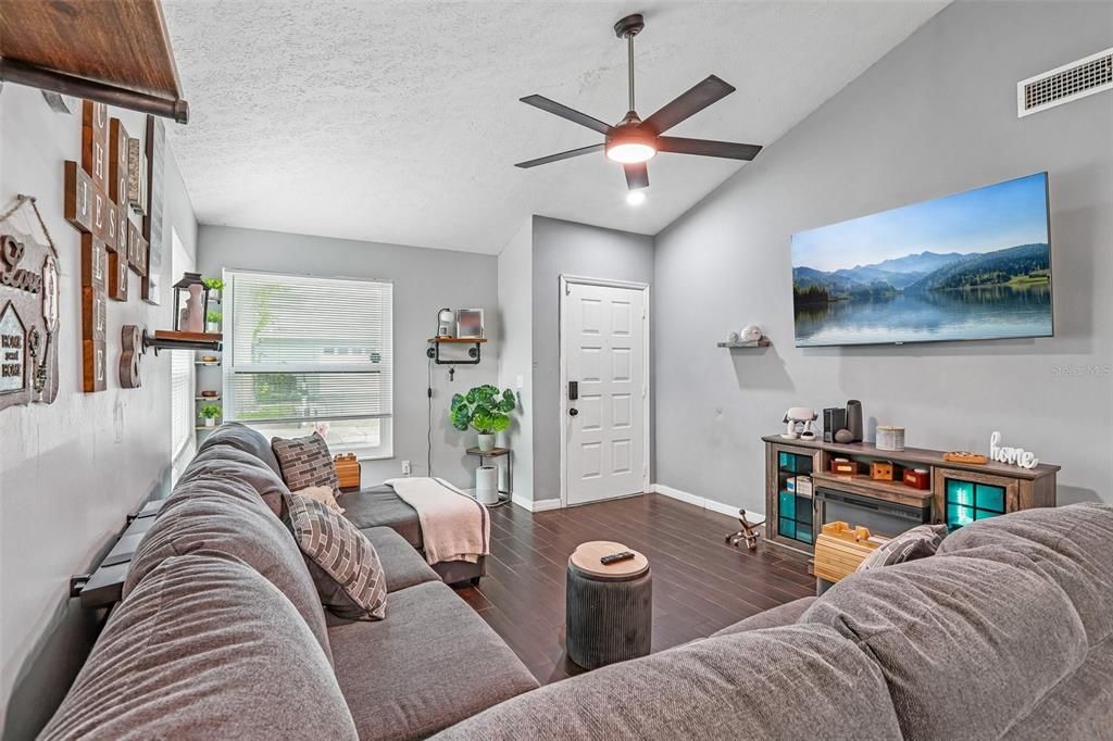 For Sale: $260,000 (2 beds, 1 baths, 1003 Square Feet)