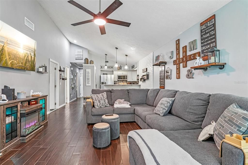 For Sale: $260,000 (2 beds, 1 baths, 1003 Square Feet)
