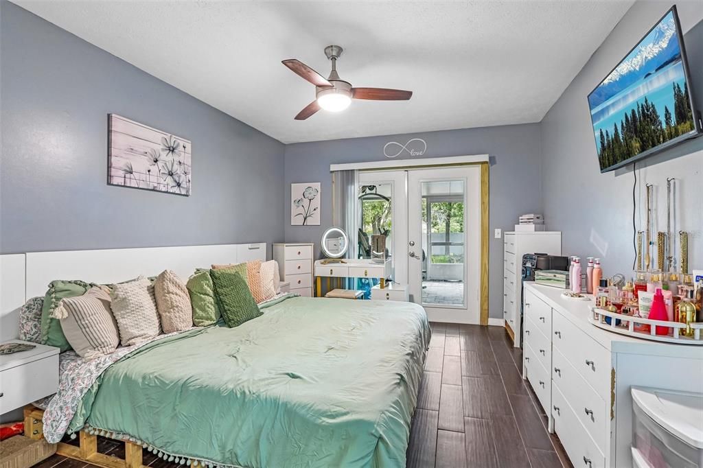For Sale: $260,000 (2 beds, 1 baths, 1003 Square Feet)