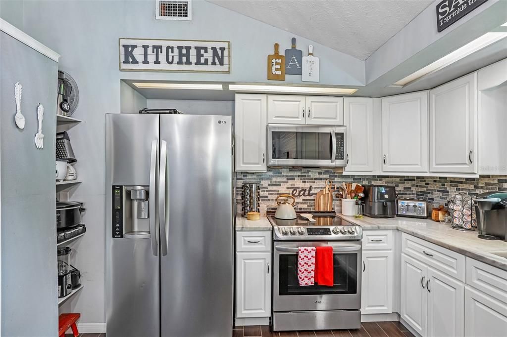 For Sale: $260,000 (2 beds, 1 baths, 1003 Square Feet)