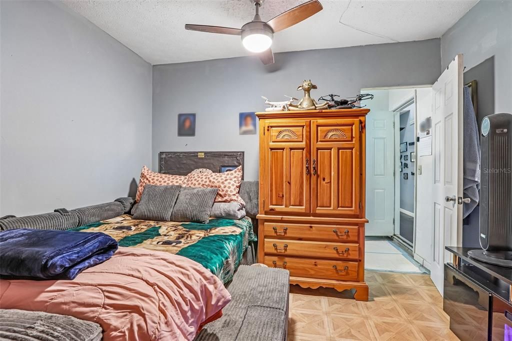 For Sale: $260,000 (2 beds, 1 baths, 1003 Square Feet)