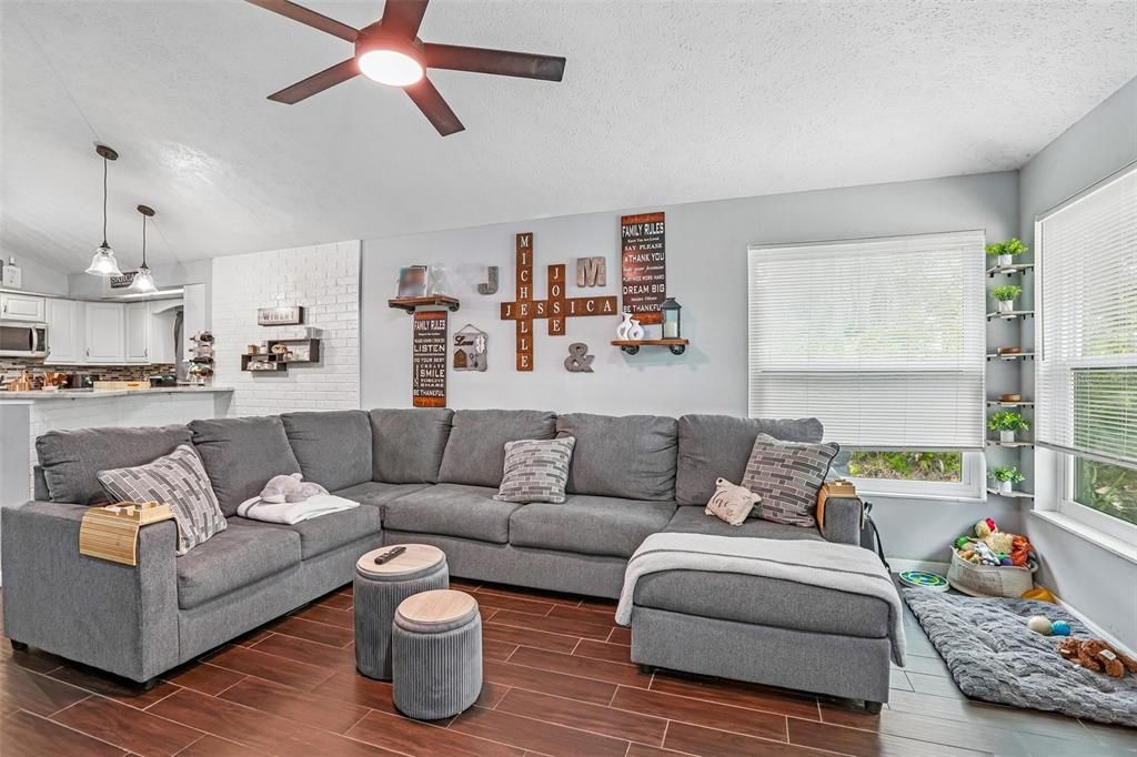 For Sale: $260,000 (2 beds, 1 baths, 1003 Square Feet)