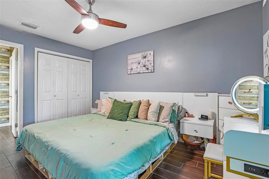 For Sale: $260,000 (2 beds, 1 baths, 1003 Square Feet)