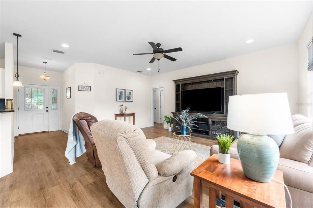 For Sale: $319,000 (4 beds, 2 baths, 1623 Square Feet)
