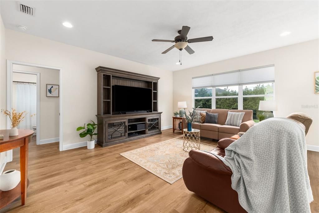 For Sale: $319,000 (4 beds, 2 baths, 1623 Square Feet)