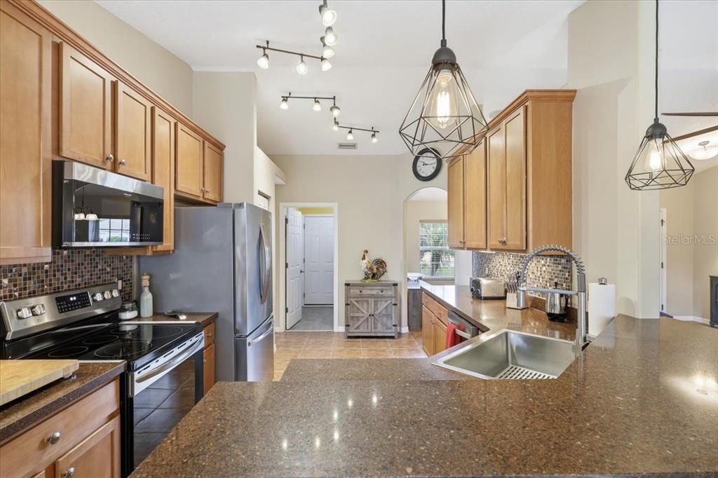 На продажу: $329,900 (3 спален, 2 ванн, 1614 Квадратных фут)