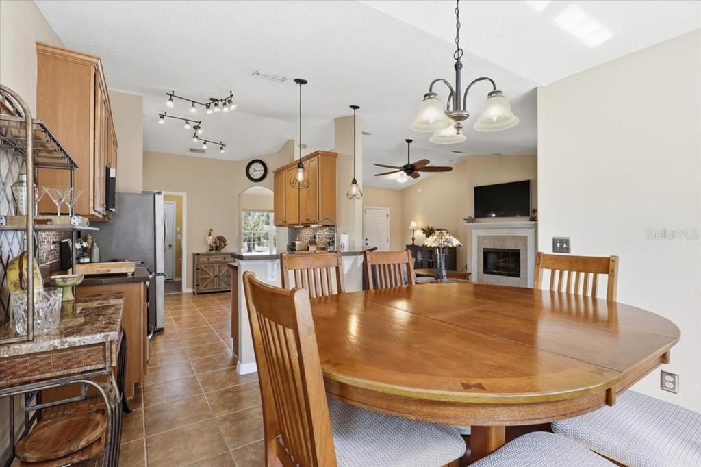 На продажу: $329,900 (3 спален, 2 ванн, 1614 Квадратных фут)
