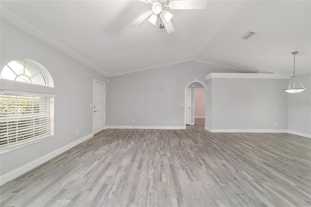 Activo con contrato: $300,000 (3 camas, 2 baños, 1606 Pies cuadrados)