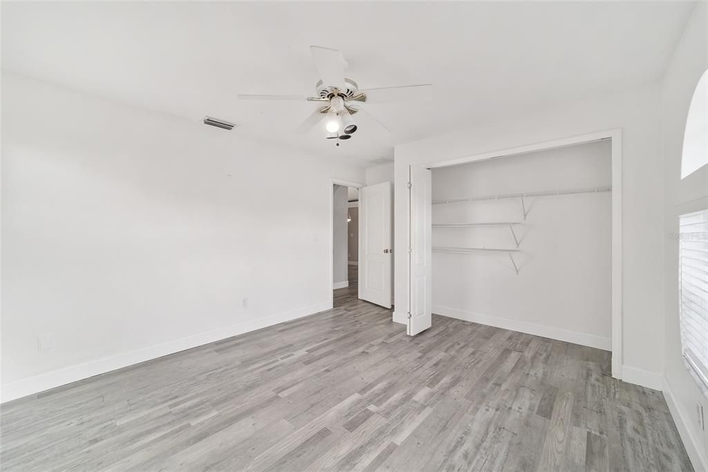 Activo con contrato: $300,000 (3 camas, 2 baños, 1606 Pies cuadrados)