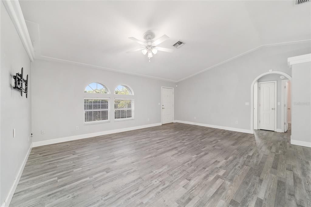 Activo con contrato: $300,000 (3 camas, 2 baños, 1606 Pies cuadrados)